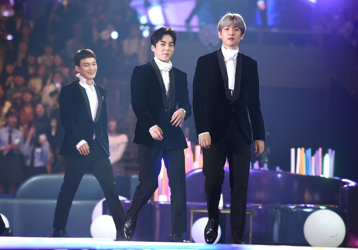 Chen, Xiumin e Baekhyun, do EXO-CBX